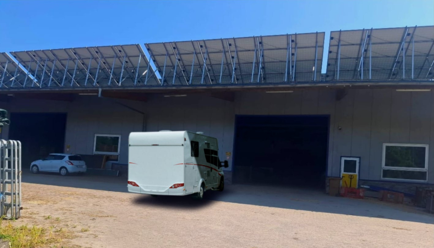 Das Wohnmobil steht vor der Halle auf einem Stellplatz in Colnrade.